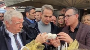 Read more about the article Σκόρδα για το… κακό το μάτι έδωσαν αγρότες στον Κυριάκο Μητσοτάκη