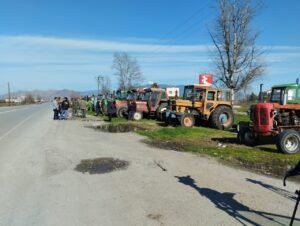 Read more about the article Βγαίνουν τρακτέρ την Τετάρτη στον κόμβο Πλατυκάμπου, σε κλοιό κινητοποιήσεων η χώρα