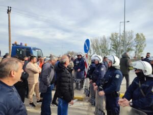 Read more about the article Tα τρακτέρ της Καρδίτσας στον κόμβο προς Ε-65, εμποδίζονται από αστυνομικές δυνάμεις