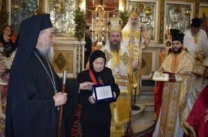 Read more about the article Η Μητρόπολη Αιτωλίας και Ακαρνανίας βράβευσε την αγρότισσα που δώρισε το ασθενοφόρο στο ΕΚΑΒ
