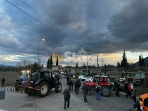 Read more about the article Έκλεισαν την παλιά εθνική οι αγρότες της Αμφίκλειας