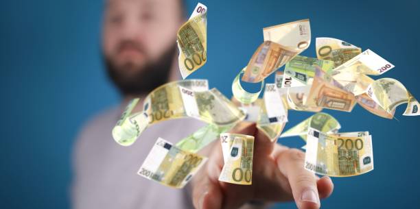 Εικονική απεικόνιση χεριού να διαχέει ευρώ ως σύμβολο της ενίσχυσης de minimis στην αγροτική παραγωγή
