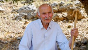 Read more about the article Στα… 83 του χρόνια και δεν λέει να εγκαταλείψει την κτηνοτροφία