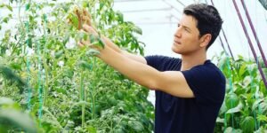 Read more about the article Ο… αγρότης Σάκης Ρουβάς “καβαλάει” νέο αγροτικό αυτοκίνητο