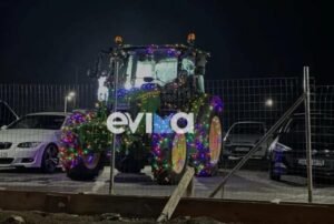 Read more about the article Αγρότης στόλισε το χριστουγεννιάτικο τρακτέρ του και έγινε viral