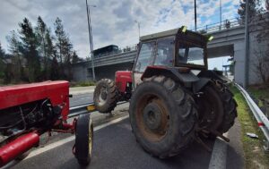 Άρχισαν να αποχωρούν οι αγρότες από τα μπλόκα