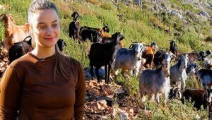 Read more about the article 19 ετών αρχόντισσα στα βουνά της Ακαρνανίας με το κοπάδι της