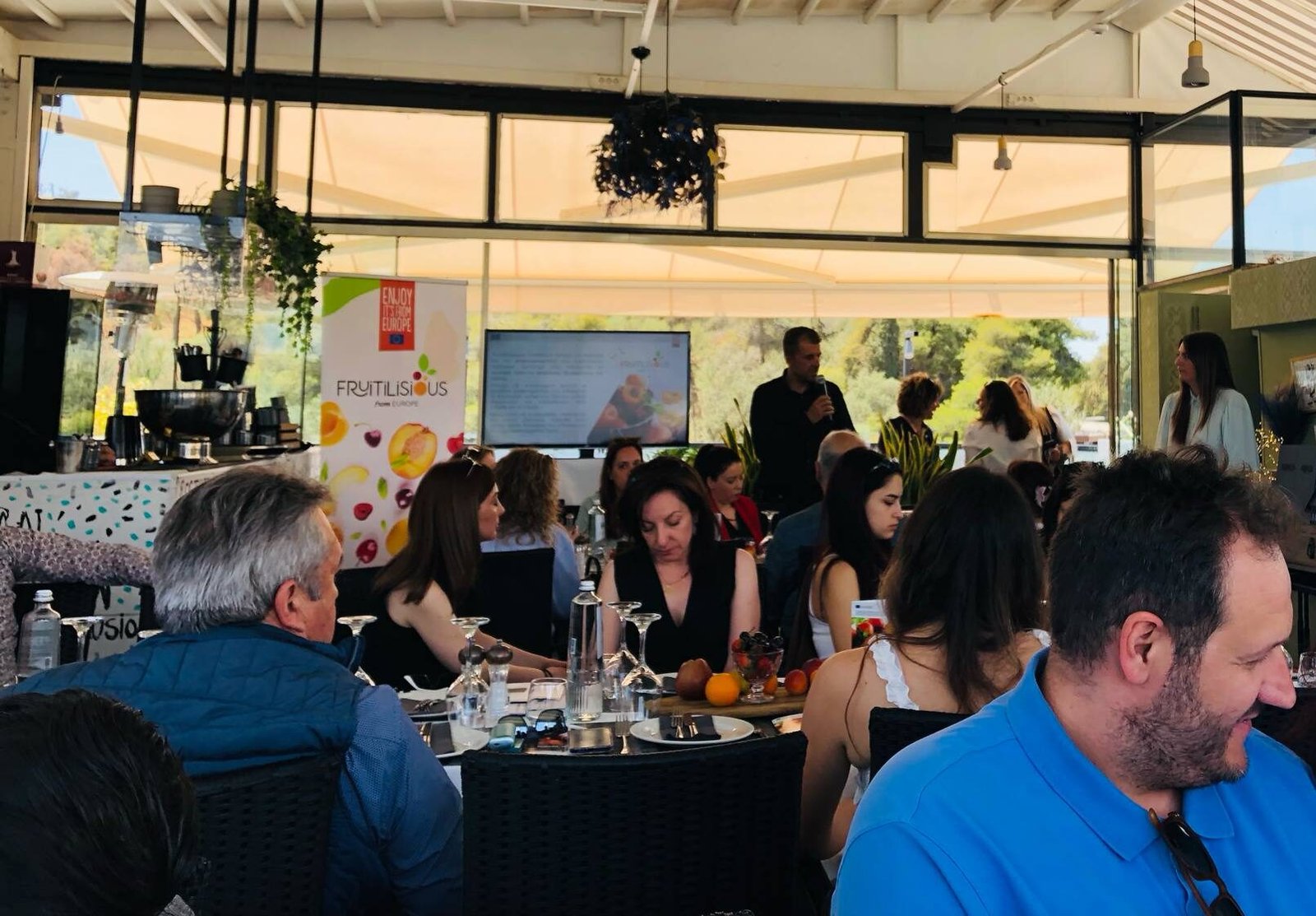 Read more about the article Κοσμοσυρροή στην εκδήλωση για το “Fruitilisious from Europe” κάτω από την Ακρόπολη