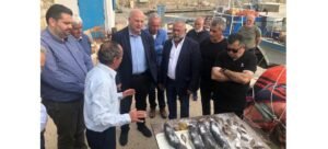 Read more about the article Επίσκεψη Τσιάρα σε… καρνάγιο, μιλάει για στήριξη αλιέων