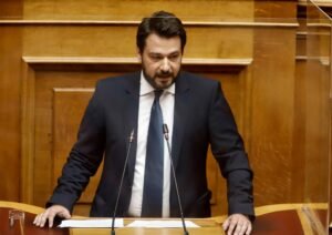 Read more about the article Παρέμβαση Μπαρτζώκα για τα παραμορφωμένα φρούτα