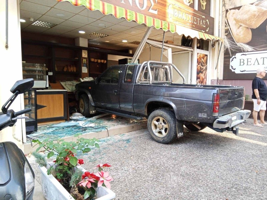 Read more about the article Αγροτικό… μπήκε σε φούρνο στο Αγρίνιο