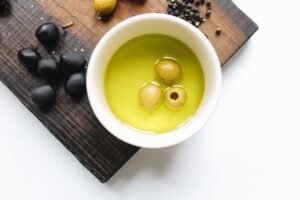 Read more about the article Ο πληθωρισμός καλπάζει, οι τιμές ελαιολάδου στα τάρταρα, τελικά ποιος φταίει για την ακρίβεια;