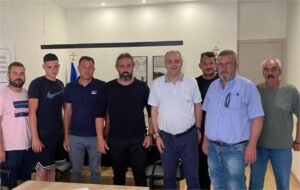 Read more about the article Καπετάνος με κτηνοτρόφους για τα προβλήματά τους, τέλειωσαν οι ζωοτροφές