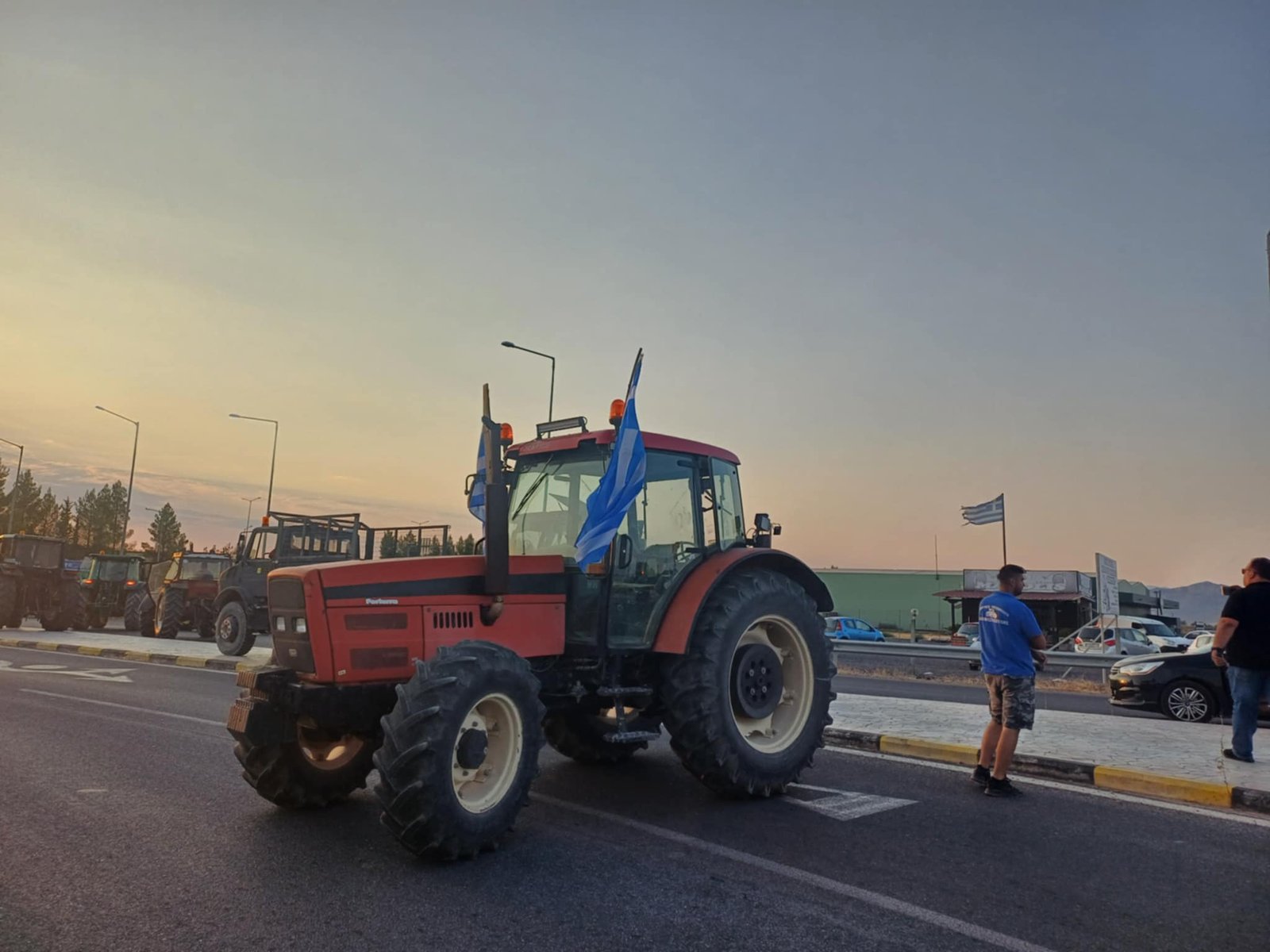 Read more about the article Μπλόκο στην παλιά εθνική στον κόμβο Πλατυκάμπου-έτοιμα τα τρακτέρ για κεντρική πλατεία