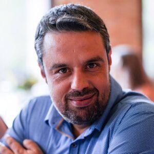 Read more about the article Από την αποδόμηση στην αναγέννηση: Η συλλογικότητα ως απάντηση στην κρίση εμπιστοσύνης