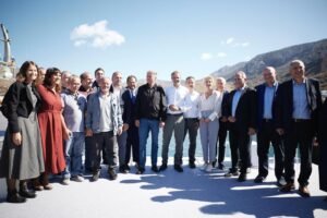 Read more about the article Συζήτηση του Πρωθυπουργού Κυριάκου Μητσοτάκη με αλιείς της Αμοργού