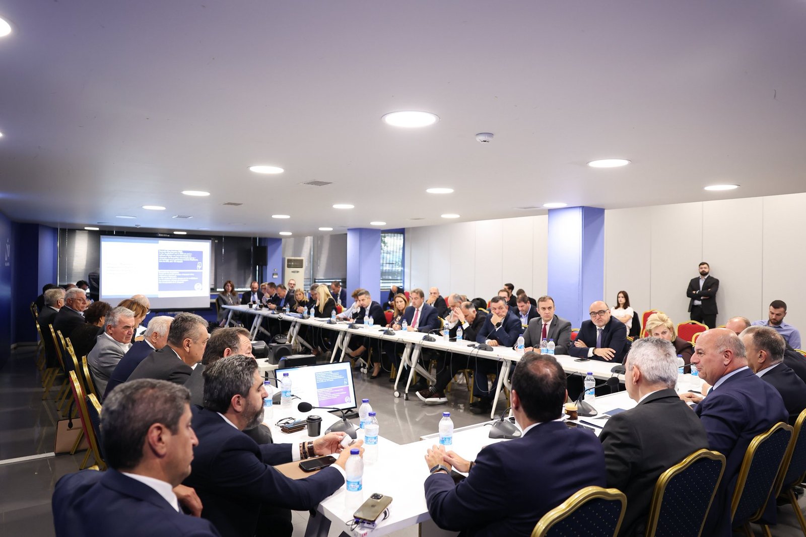 Read more about the article Τέσσερις ώρες κράτησε η ενημέρωση Τσιάρα στους γαλάζιους βουλευτές για πληρωμές, ευλογιά