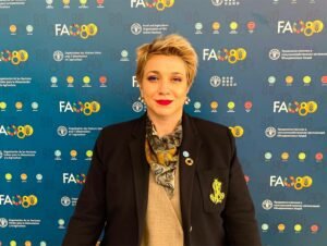 Read more about the article Η Μαρία Μπότη, μοναδική παραγωγός που εκπροσωπεί ξανά την Ελλάδα στον FAO και το Παγκόσμιο Φόρουμ Αγροδιατροφής