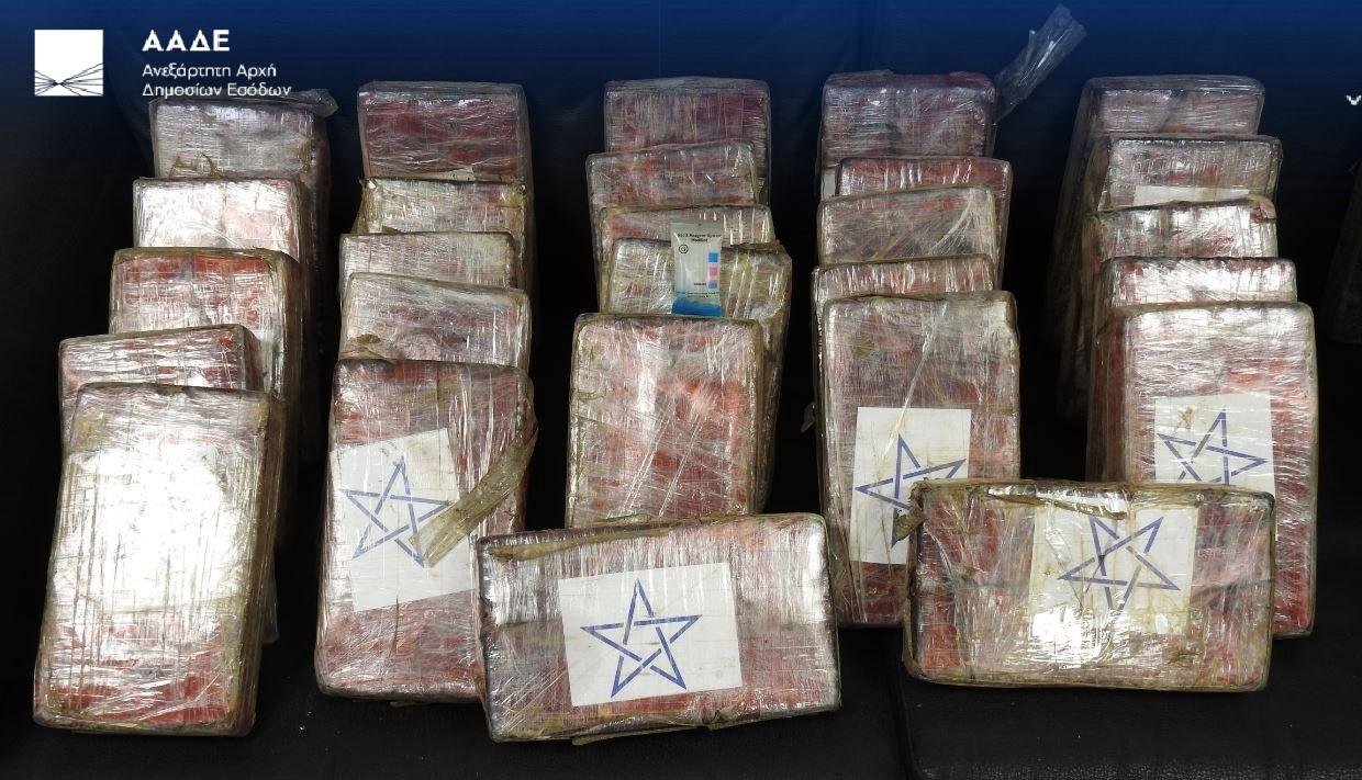 Read more about the article ΑΑΔΕ: Εντοπίστηκαν 39 κιλά κοκαΐνης σε κοντέινερ με μπανάνες στον Πειραιά