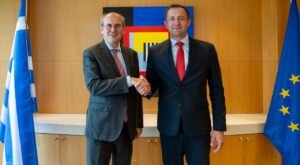 Read more about the article Χατζηδάκης-Χάνσεν: Kαλύτερος τρόπος αποφυγής δημοσιονομικών διορθώσεων, ο πλήρης σεβασμός του δικαίου ΕΕ