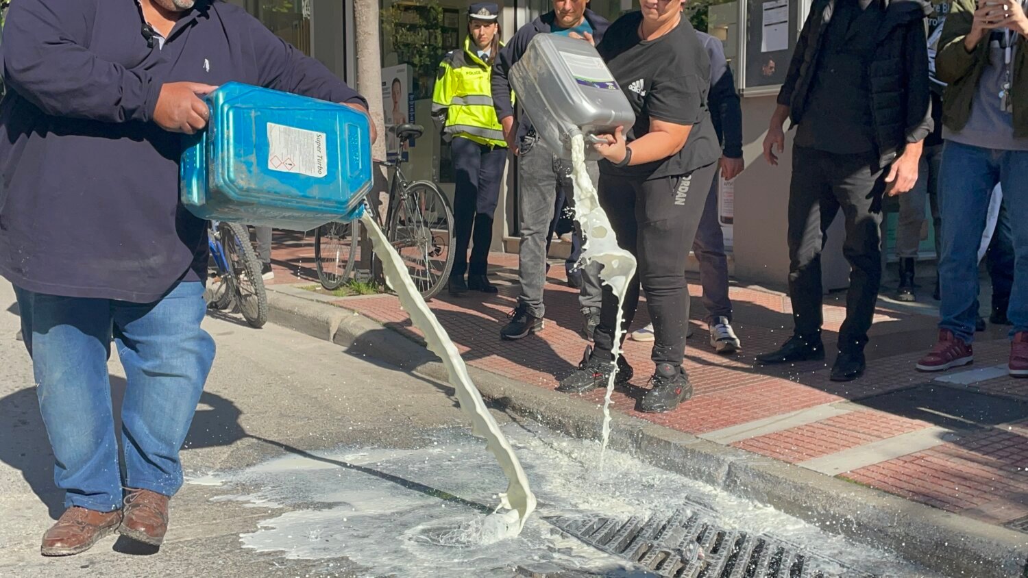 Read more about the article Οργή κτηνοτρόφων, έχυσαν γάλα έξω από το γραφείο του Χ. Κέλλα στη Λάρισα