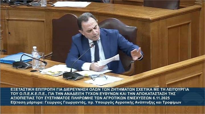 Read more about the article Κιλκίς: Αγρότες πέταξαν μπάλες με άχυρα, καλαμπόκι και βαμβάκι στο γραφείο του Γ. Γεωργαντά