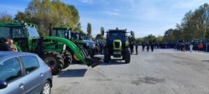 Read more about the article Αυξάνουν την πίεση οι αγρότες, με μπαράζ πληρωμών απαντά η κυβέρνηση ενώ σε καλεί σε διάλογο