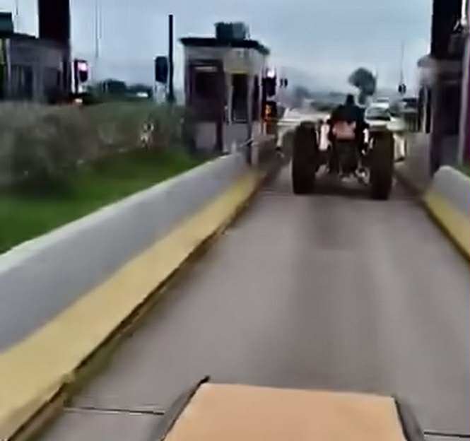 Read more about the article Αγρότες: Κλείνουν τη Δευτέρα τις σήραγγες των Τεμπών – Ανοίγουν την Τρίτη τους δρόμους για ΙΧ