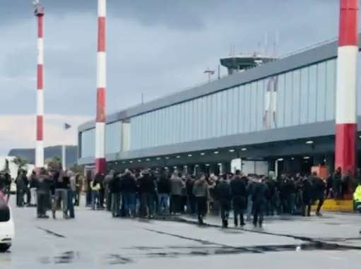 Οι Κρητικοί αγροκτηνοτρόφοι μπλόκαραν τα αεροδρόμια Ηρακλείου, Χανίων-σοβαρά επεισόδια