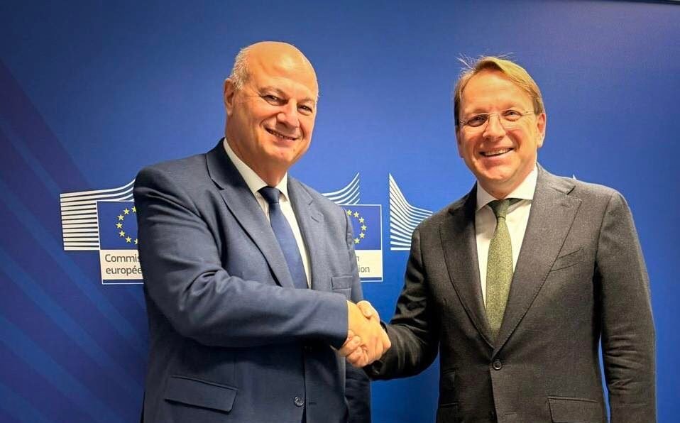 You are currently viewing Συνάντηση ΥπΑΑΤ-Varhelyi για ευλογιά, ούτε… κουβέντα στις δηλώσεις Τσιάρα για εμβολιασμό