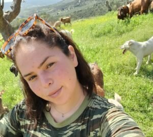 Read more about the article «Μια ζωή δεμένη με τη γη και τα ζώα»: Η 24χρονη που επέλεξε την αιγοπροβατοτροφία